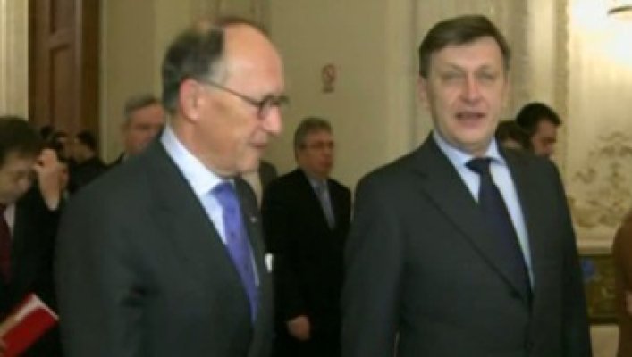 Crin Antonescu vorbeşte, din nou, în engleză: Oh yes, yes, yes... Very hot... - video